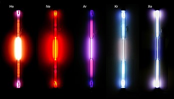 Cinq tubes à gaz nobles. De gauche à droite : hélium, néon, argon, krypton et xénon. (définition réelle 5 300 × 3 000)