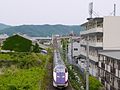 福島駅で分岐して米沢方面に向かう山形新幹線（2016年5月）