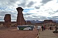 Autobus turistici di fronte a una Torre nel parco nazionale.