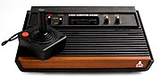 Видео-приставка Atari 2600 с джойстиком