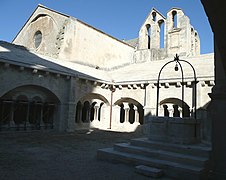 Angle nord-est avec, à l'arrière, l'abbatiale.