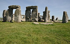 O : un élément du cercle avec linteau en place ; un pilier du cercle à terre ; un trilithe complet, pilier du grand trilithe.