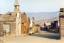 Décors du film Le Bon, La Brute et le Truand. On peut y voir différentes maisons en bois propres à l'époque des westerns