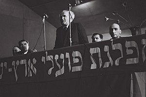 David Ben Gurion pronáší projev při kampani strany Mapaj před prvními izraelskými parlamentními volbami v lednu 1949 (foto z 20. ledna 1949).