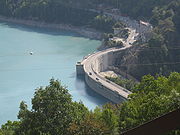 Passage de la route sur le faîte du barrage du Chambon.