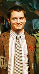 Portrait en buste d’Elijah Wood.