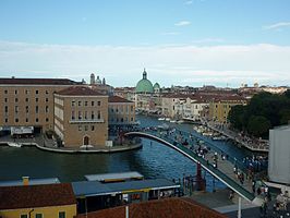 Ponte della Costituzione bij nacht