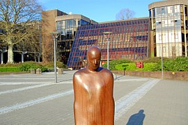 Skulptur av Antony Gormley på den sentrale plassen til Universitetet i Limerick