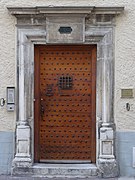 Photographie en couleurs d'une vieille porte cloutée.