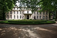 Villan, med adress 56–58 Am Grossen Wannsee, där konferensen hölls, är sedan 1992 en minnes- och utbildningsplats.