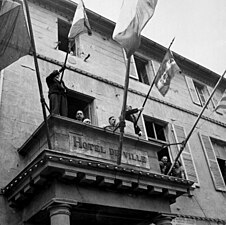 De Gaulle prononçant un discours à Cherbourg, en août 1944.