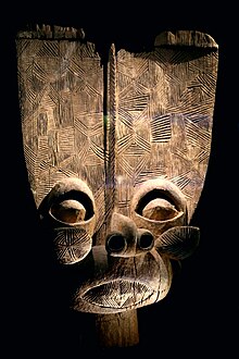 Masque dit batcham. Bamiléké. Bois, H. 98 cm. Cameroun. 1850-1950