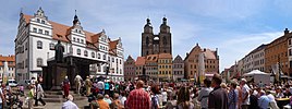 Плоштадот, со старото градско собрание, споменикот на Мартин Лутер и Stadtkirche