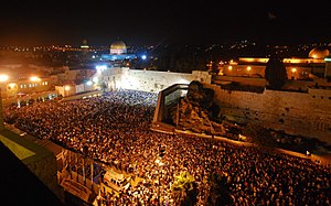 רחבת הכותל המערבי מלאה לרגל אמירת סליחות והתרת נדרים בערב יום הכיפורים ה'תשע"א 2010.