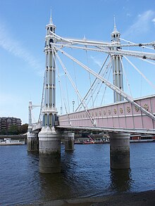 Un pont traversant un cours d'eau, vue de côté.