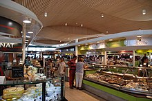 Vue en couleur de l’intérieur d’un marché couvert.