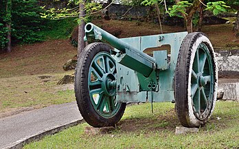 Canon de 75 mm de 1918, dans le fort Cépérou, à Cayenne (Guyane). (définition réelle 7 056 × 4 424)