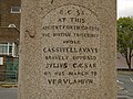 ロンドン西部のブレントフォードにある記念碑。 "B.C. 54 at this ancient fortified ford, the British tribesmen under Cassivellaunus bravely opposed Julius Caesar on his march to Verulamium." （紀元前54年、この古代の要塞化された浅瀬で、カッスィウェッラウヌス麾下のブリテン部族民が、ウェルラミウム[14]へ行軍する途上のユーリウス・カエサルに勇敢に立ち向かった。） と刻まれている。