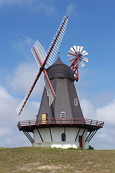 Moulin à vent à Sønderho sur l’île de Fanø (Danemark). De type hollandais, ce moulin a été construit en 1895 pour remplacer un moulin plus ancien détruit par le feu en 1894. (définition réelle 1 536 × 2 304)