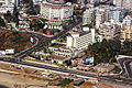 La ville longeant la route et la plage