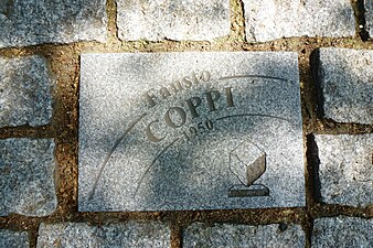 Adoquín ("pavé") dedicado a Fausto Coppi, en la avenida Charles Crupelandt de Roubaix