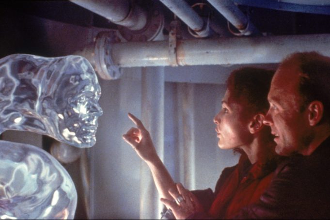 (l to r) Mary Elizabeth Mastrantonio and Ed Harris in "The Abyss"