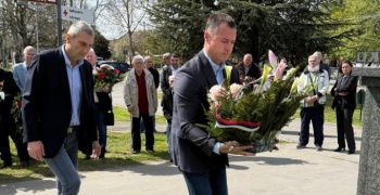 Положени венци на спомен бисту хероју Божидару Жугићу