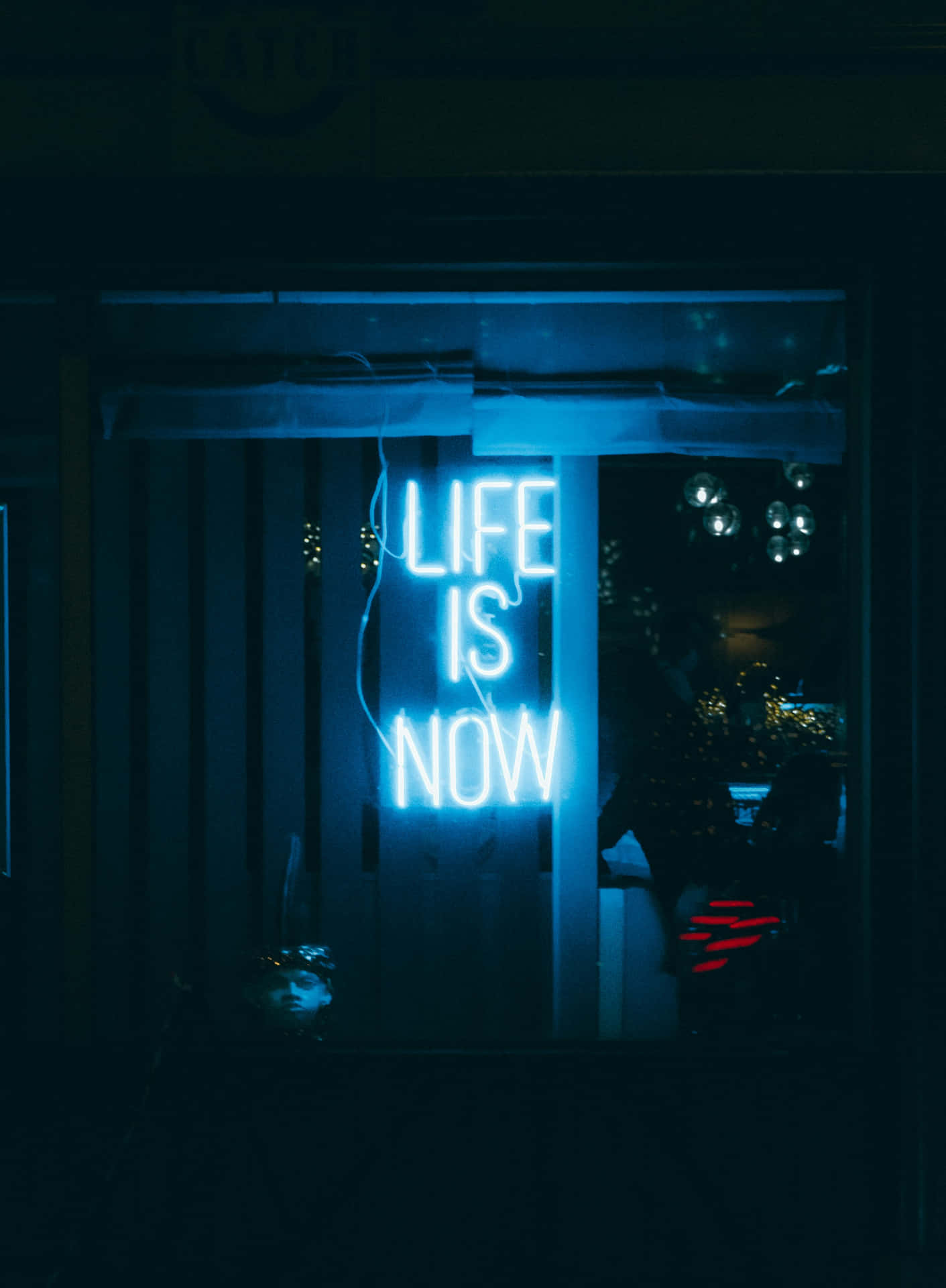 Une enseigne au néon avec la phrase "LIFE IS NOW" en lumières bleues est accrochée dans une fenêtre sombre, créant une esthétique bleue mélancolique. — Esthétique Bleue Néon Fonds d'écran