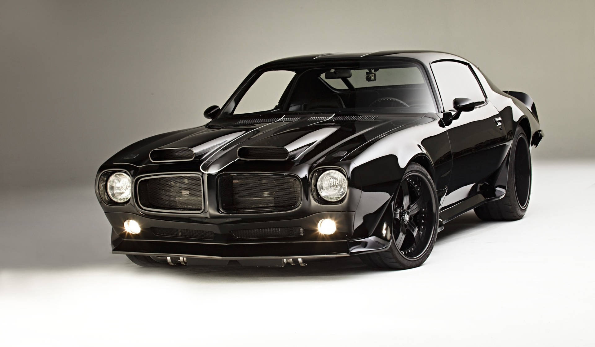 Glänzender schwarzer klassischer Muscle-Car mit leuchtenden Scheinwerfern im Studio. — Schwarze Sportwagen Wallpaper