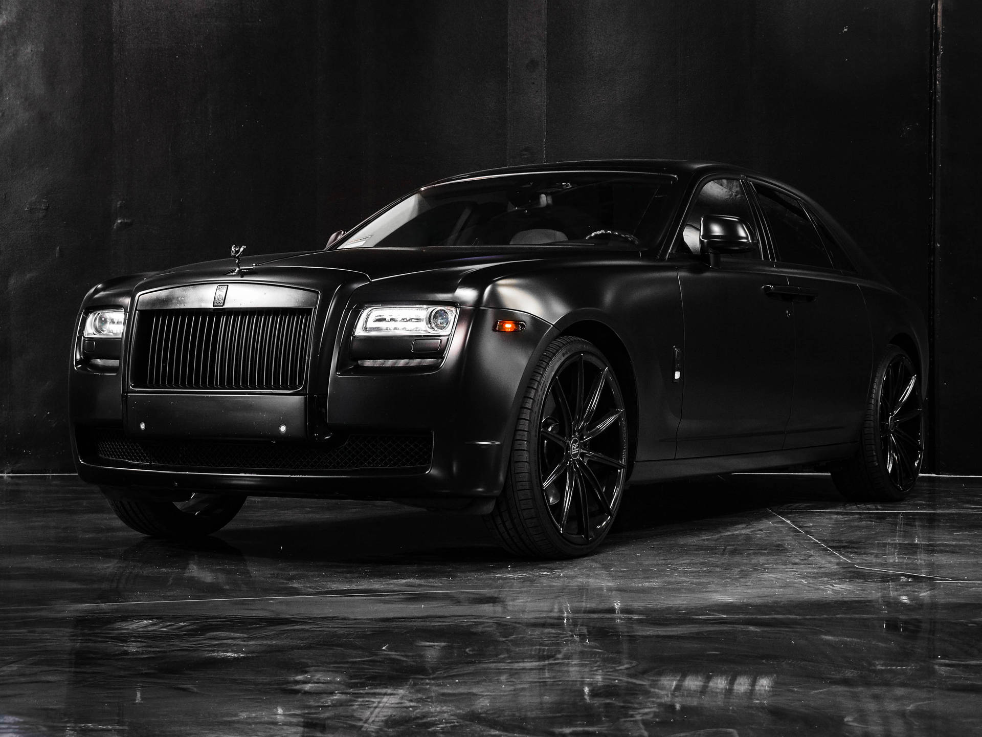 Mattschwarzer Rolls Royce Phantom in einem dunklen Studio mit reflektierendem Boden. — Schwarze Sportwagen Wallpaper