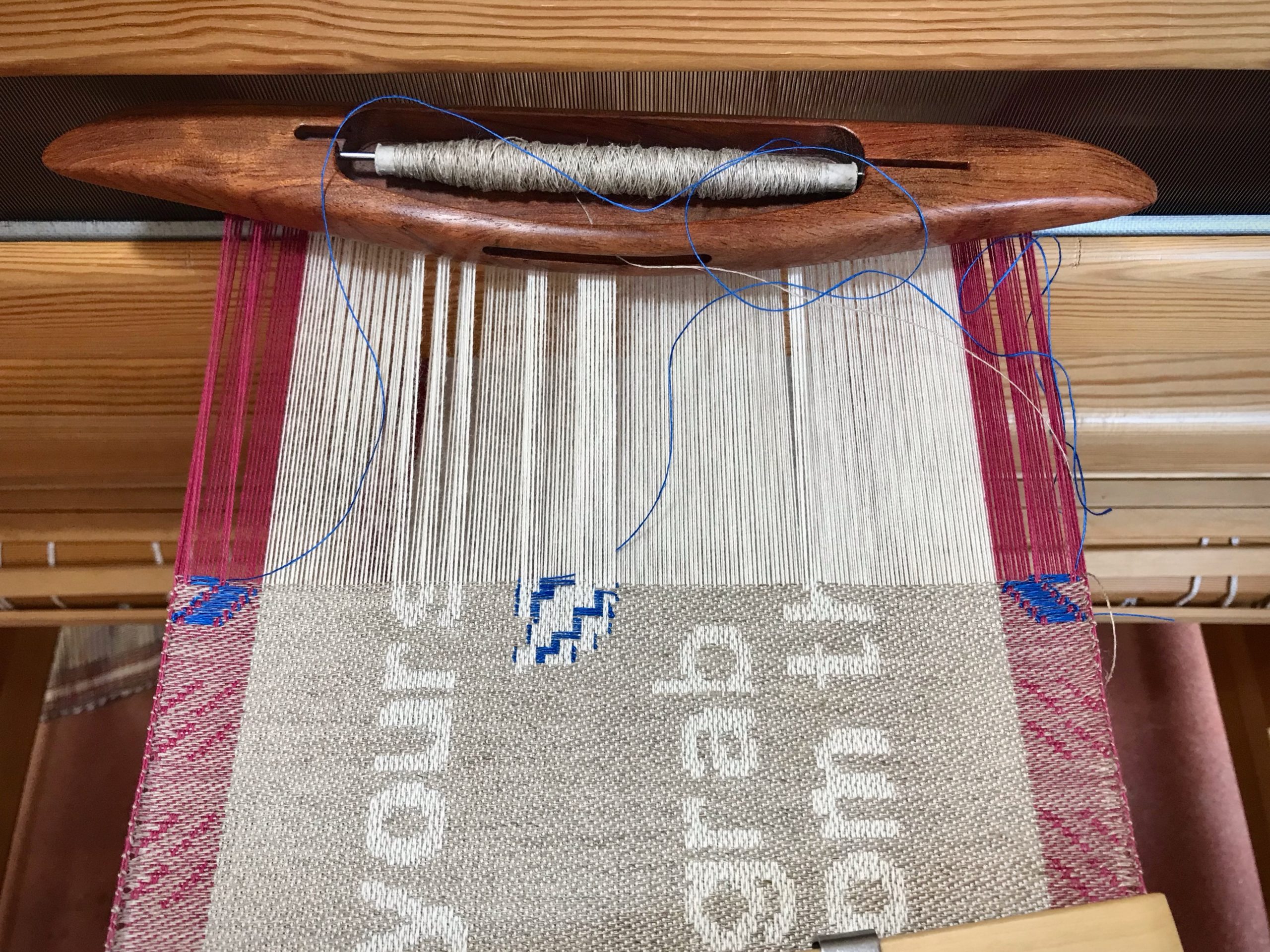 Blue linen inlay on the combination drawloom.