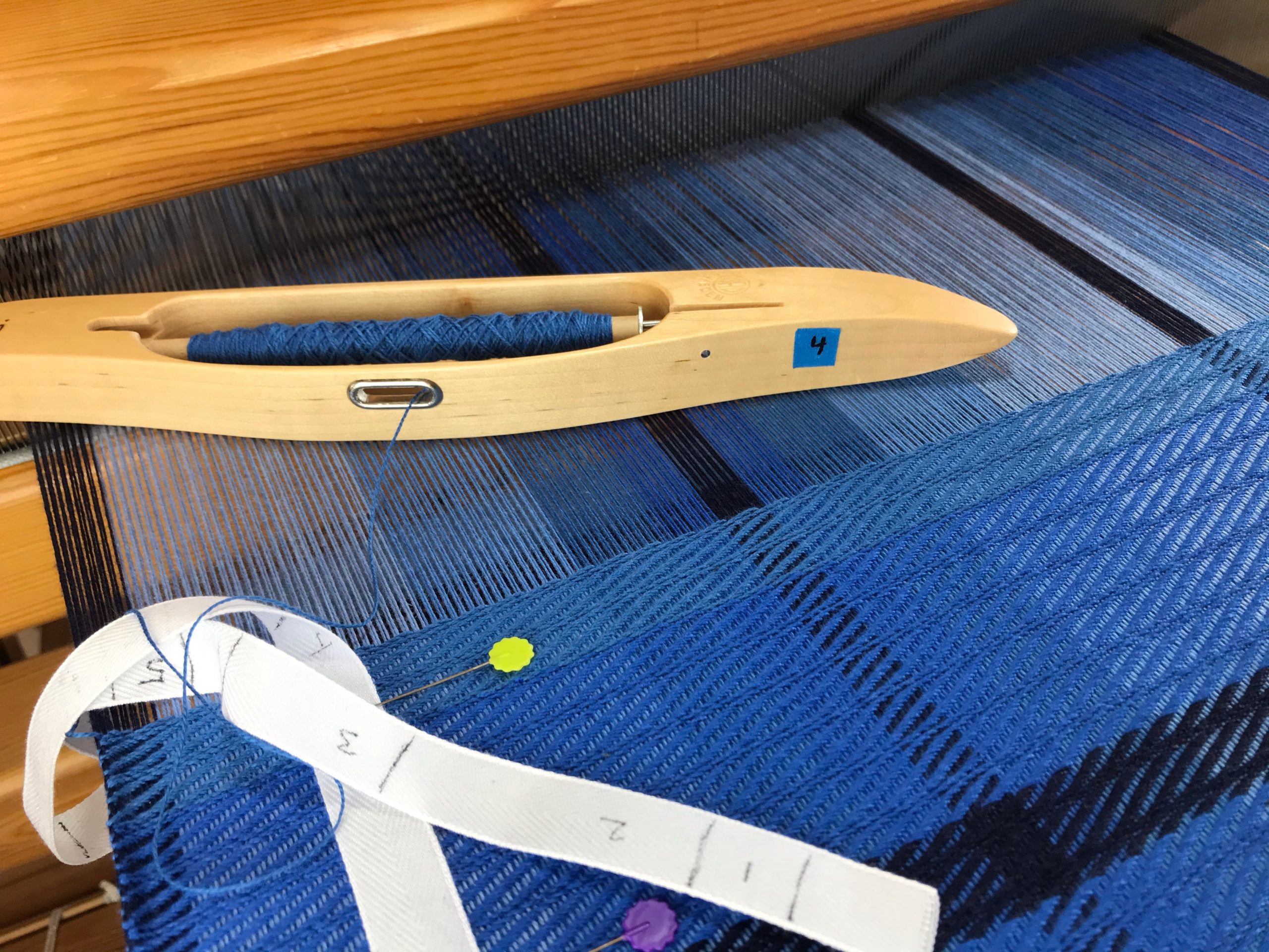 Simplify subtle weft color changes.