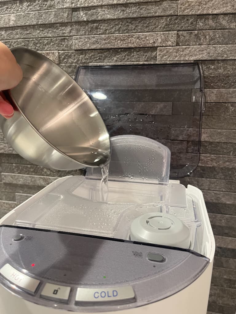 エブリィフレシャス・ミニ(mini)への給水作業|本体上部の蓋を開けてボウルやカップで水道水を注ぐだけの簡単補充