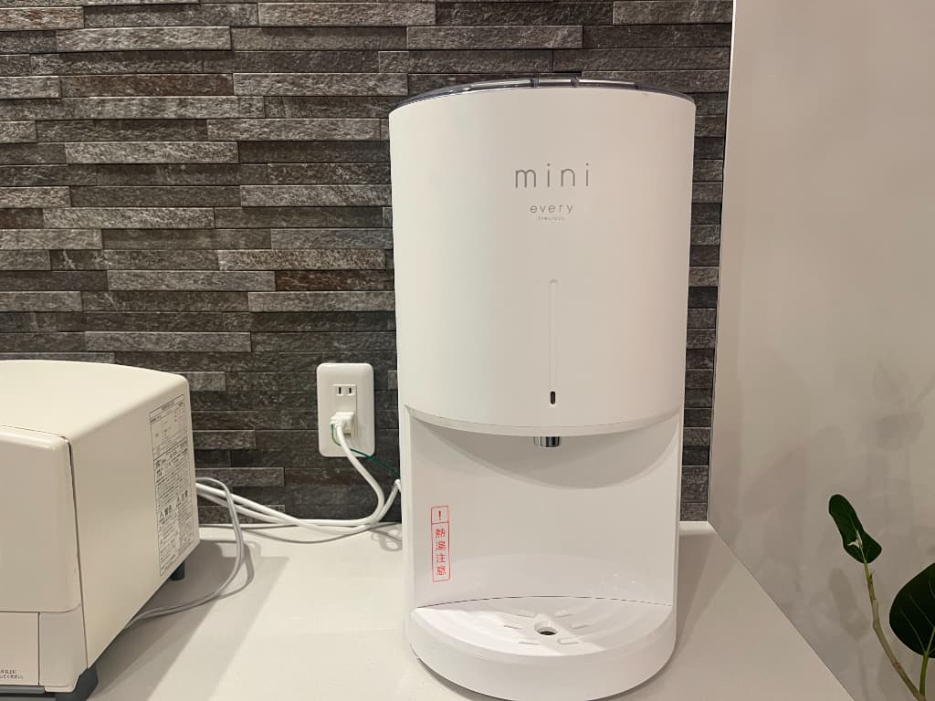 エブリィフレシャス・ミニ(mini)の設置風景正面|一人暮らしや賃貸のキッチンにも最適な省スペース設計のウォーターサーバー