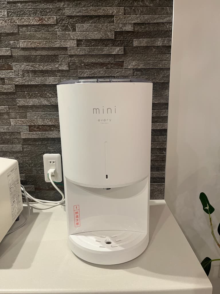 エブリィフレシャス・ミニ(mini)のキッチン設置レビュー|トースター横のスペースに収まるコンパクトな卓上サイズとマットホワイトのデザイン