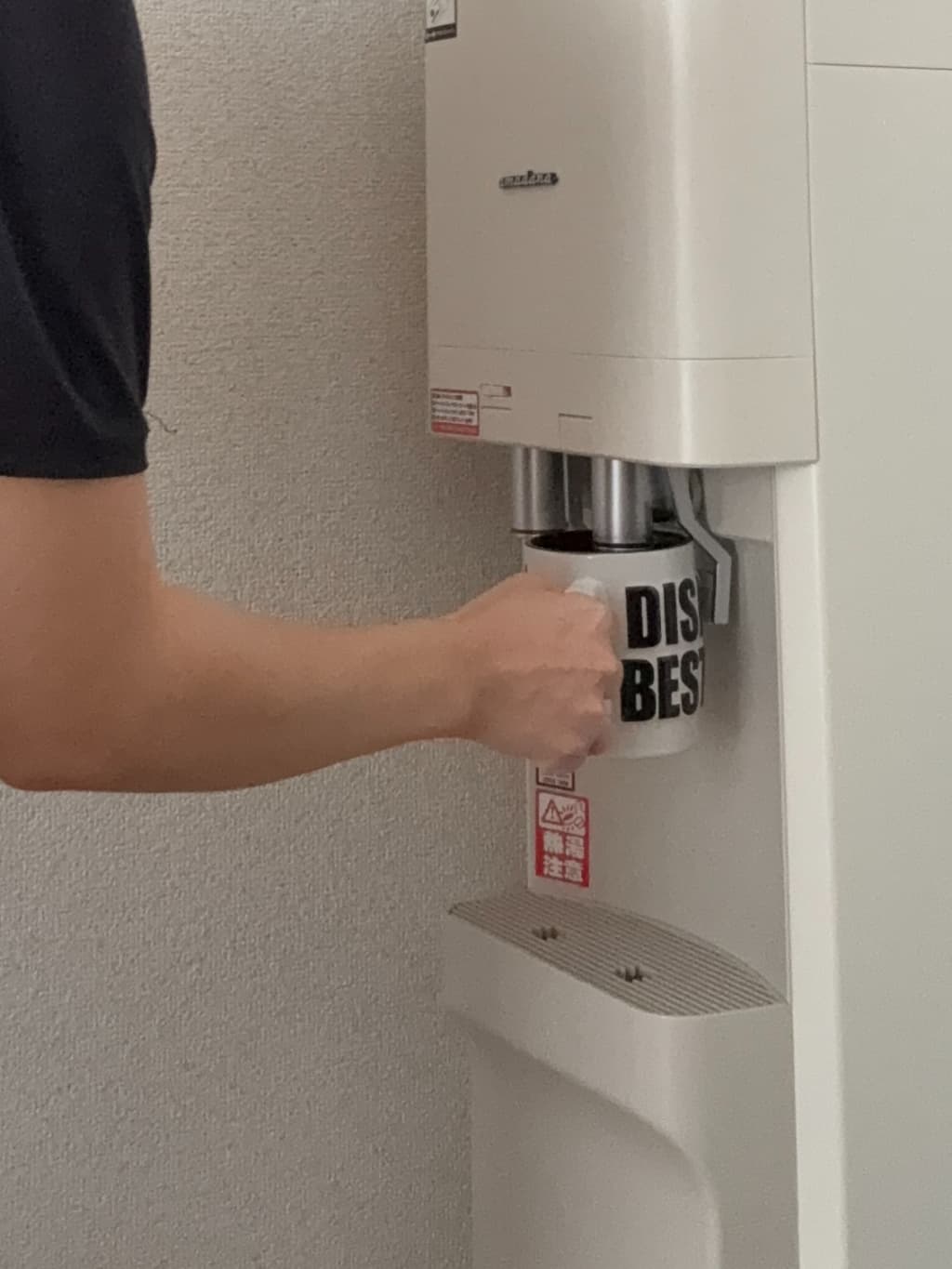 amadanaスタンダードサーバーを使ってコップに水を汲んでいる様子