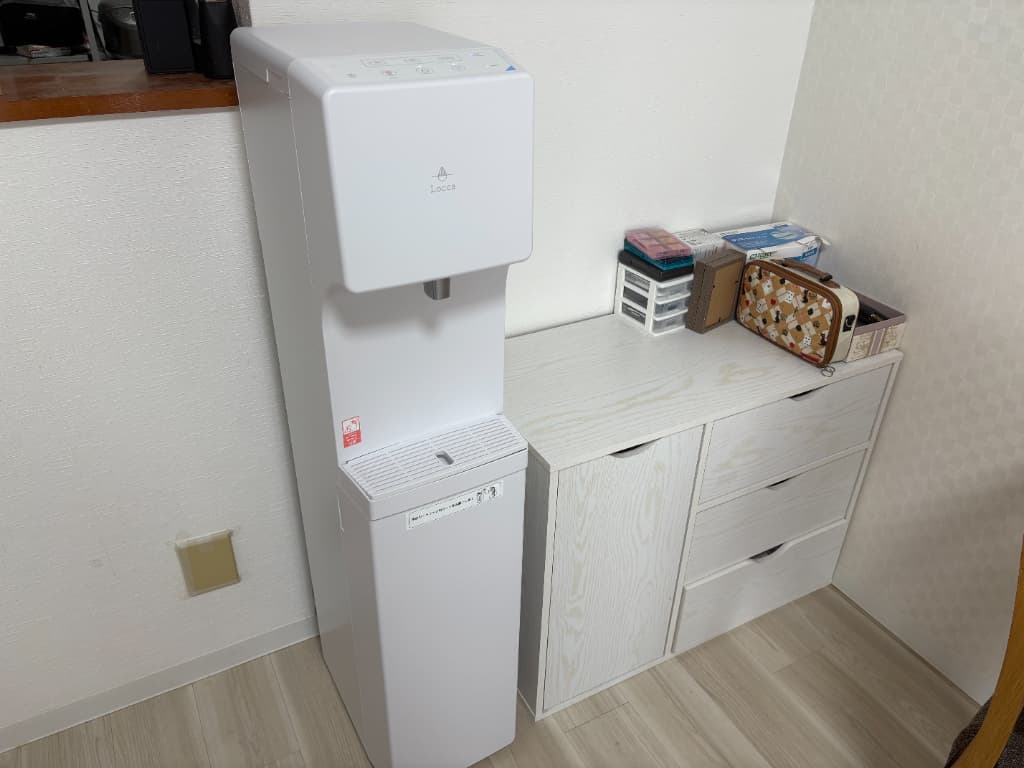 リビングの白いキャビネット横に設置されたLocca「Slim-RⅡ」の全体像