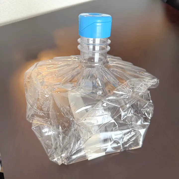 ワンウェイボトル(使用済みのつぶれた空ボトル)