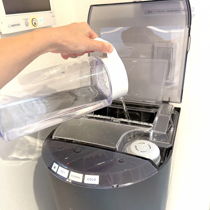 エブリィフレシャスの給水の様子。直接給水タンクに水を注いでいる。