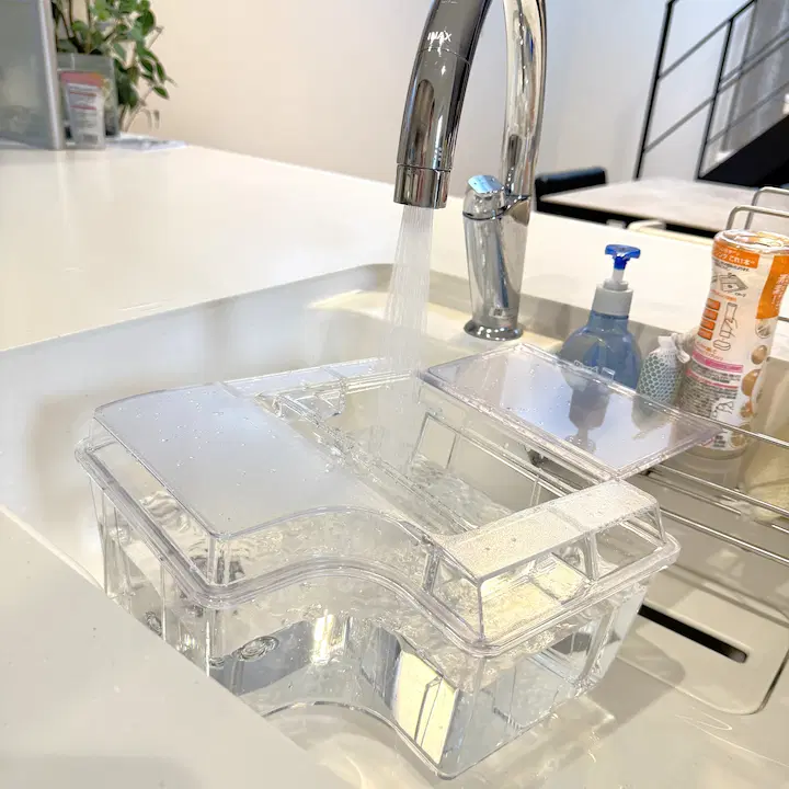 エブリィフレシャスの給水の様子。取り外した給水タンクに水を入れている。