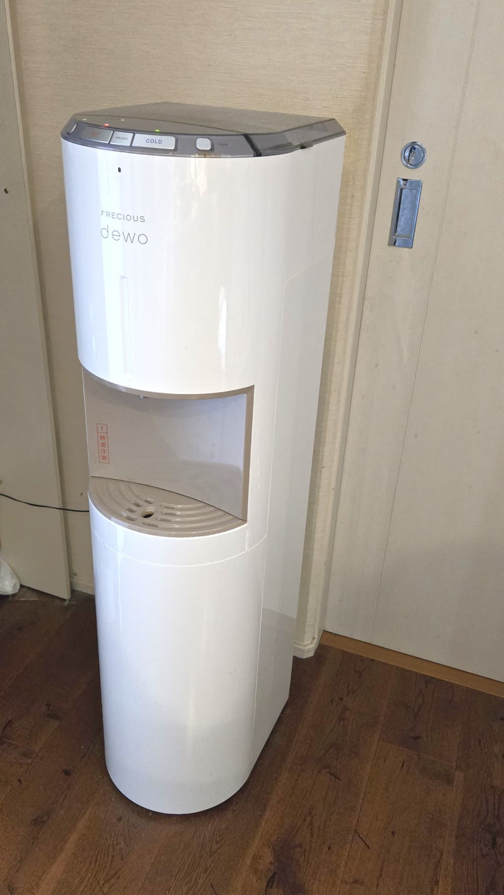 フレシャス dewoのデザイン性の高い円柱形の外観と給水スペース
