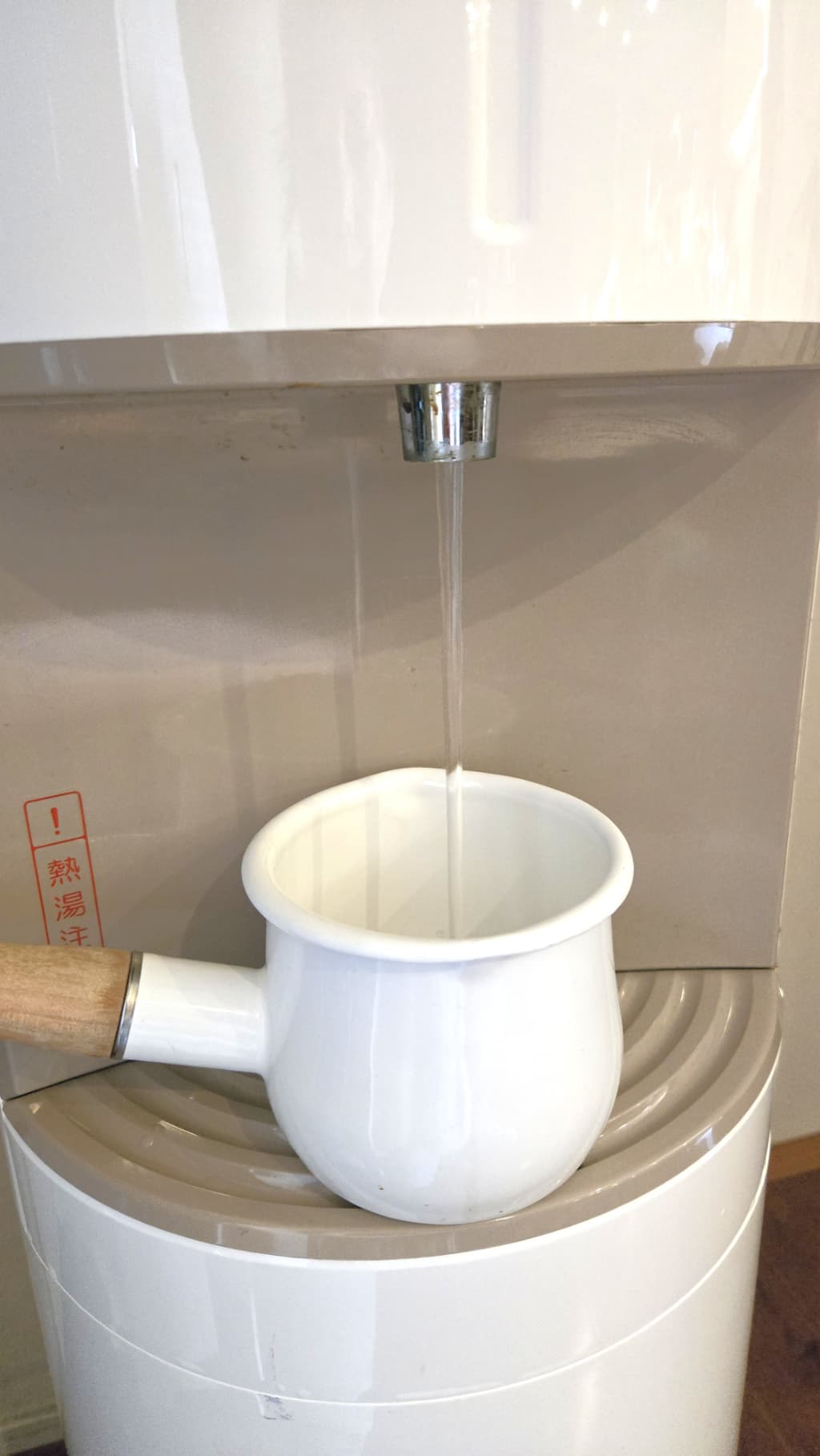 フレシャス dewoのお湯を小鍋に注ぐ様子 料理への活用イメージ