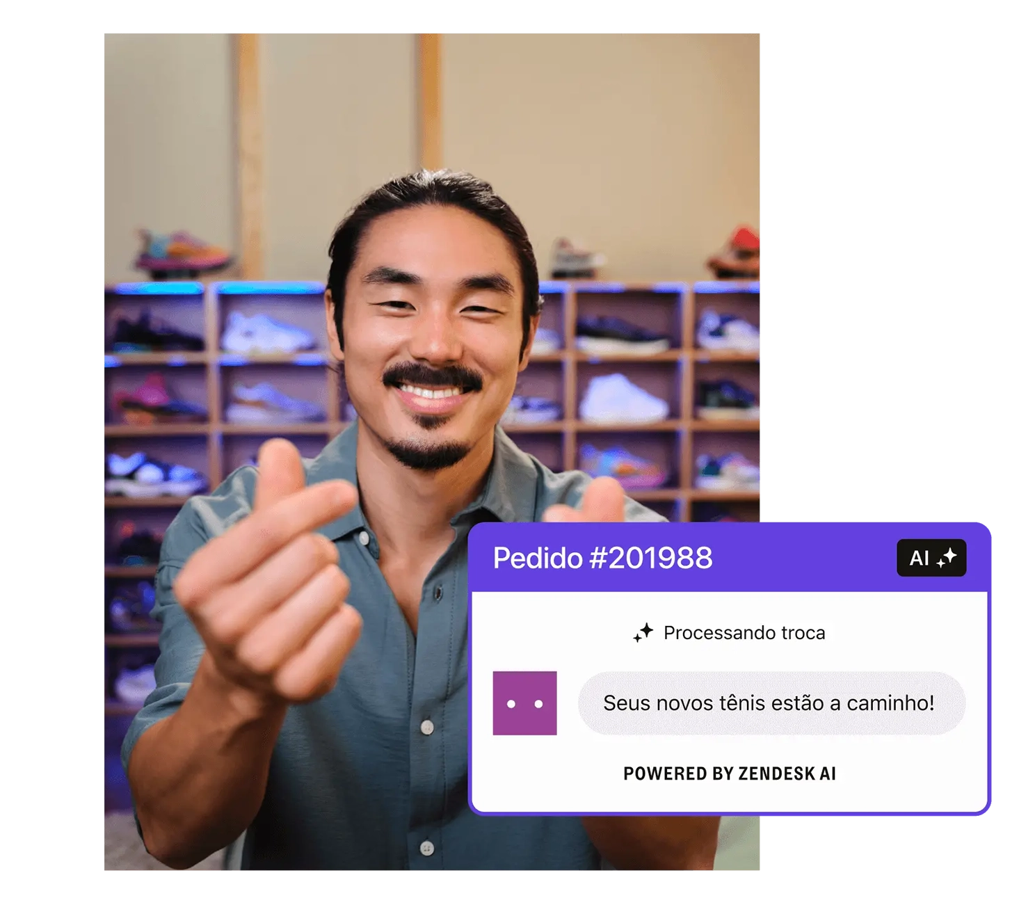 Um homem sorri e faz um coração com os dedos. Atrás dele, há um grande armário cheio de tênis coloridos. A captura de tela colocada na parte superior da imagem mostra uma interação de atendimento ao cliente em que um bot viabilizado por IA está processando automaticamente a devolução de um tênis.