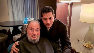 مع الابن الشاعر عبد الرحمن يوسف القرضاوي 