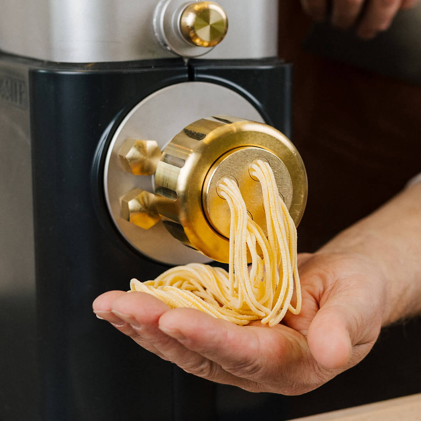 Nudelmaschine Pasta Bella Nudelmaschine presst frische Eiernudeln