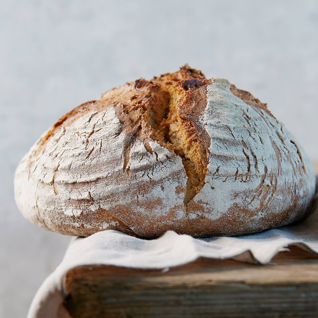 Grosser_Schwabenlaib Großer Schwabenlaib mit bemehlter Kruste, liegend auf einem Leinentuch auf einem Holztisch