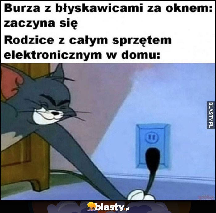Burza z błyskawicami za oknem, rodzice z całym sprzętem elektronicznym w domu wyciągają wtyczki z gniazdka Burza z błyskawicami za oknem, rodzice z całym sprzętem elektronicznym w domu wyciągają wtyczki z gniazdka