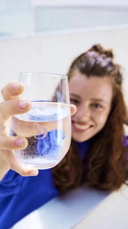 Vrouw met BWT Drinkglas