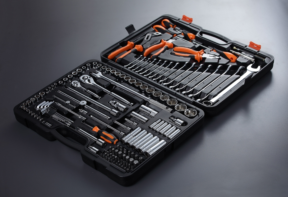 Easen`s KLAYMOR Hand tool sets. (Photo courtesy of Easen Hardware)