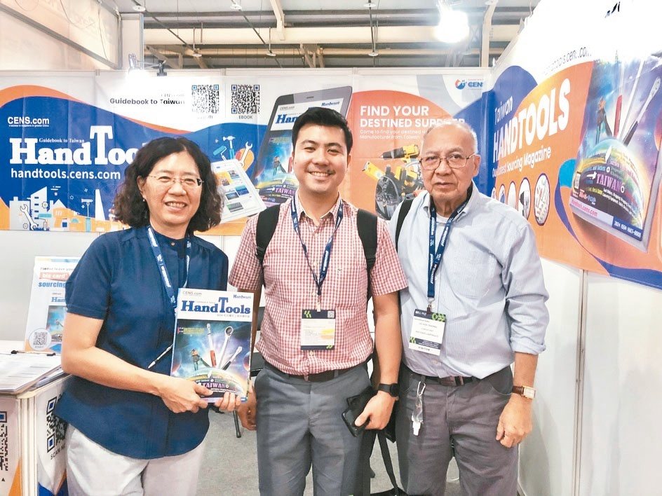 At the booth, Economic Daily News/CENS offers buyers professional industry magazines. (Photo courtesy of CENS)